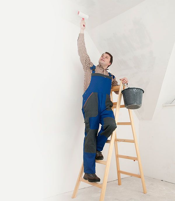 Pinturas Arrivesa hombre pintando techo